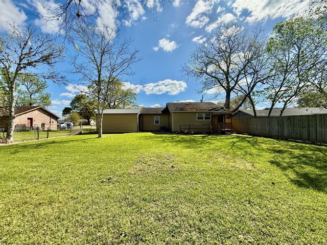 124 Bennett Street, West Columbia, TX 77486