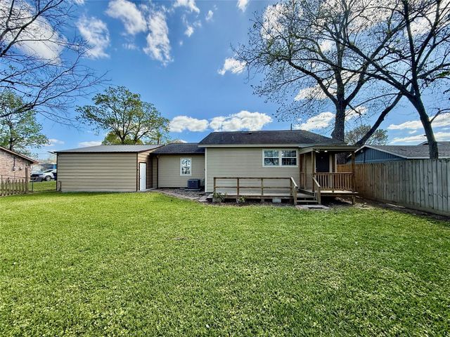 124 Bennett Street, West Columbia, TX 77486