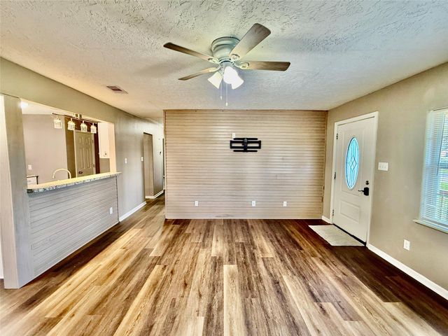 124 Bennett Street, West Columbia, TX 77486