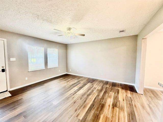 124 Bennett Street, West Columbia, TX 77486