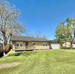 124 Bennett Street, West Columbia, TX 77486