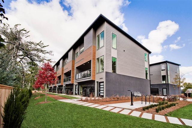206 NW 9th Street, Bentonville, AR 72712