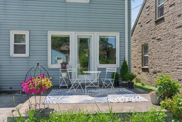 820 E Silver Spring DRIVE, Whitefish Bay, WI 53217