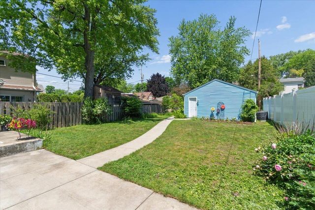 820 E Silver Spring DRIVE, Whitefish Bay, WI 53217