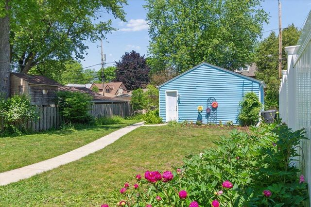820 E Silver Spring DRIVE, Whitefish Bay, WI 53217