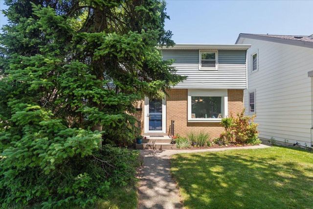 820 E Silver Spring DRIVE, Whitefish Bay, WI 53217