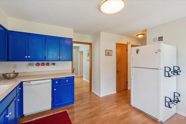 820 E Silver Spring DRIVE, Whitefish Bay, WI 53217