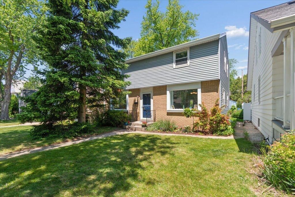 820 E Silver Spring DRIVE, Whitefish Bay, WI 53217