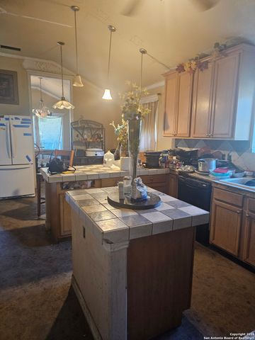 1511 KAYROE, Adkins, TX 78101