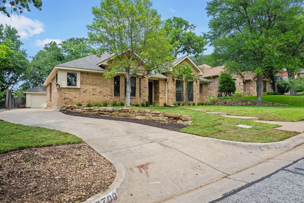 6709 Johns Court, Arlington, TX 76016