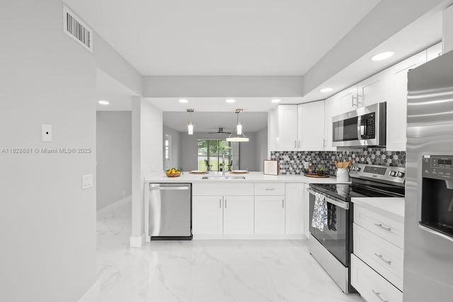 12500 SW 6th St 206N, Pembroke Pines, FL 33027