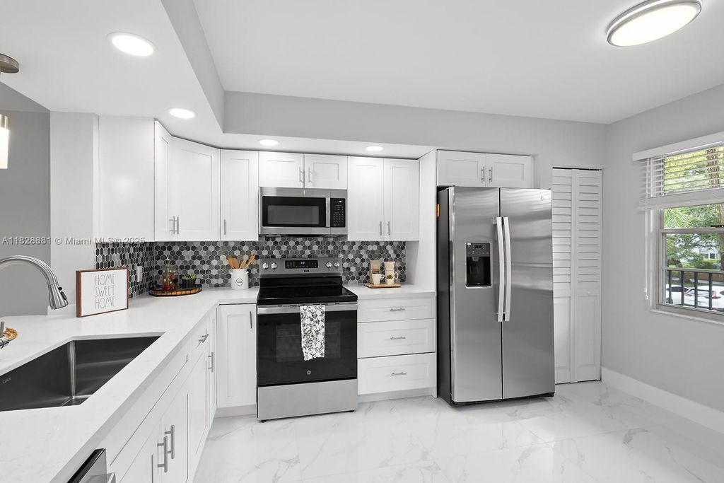 12500 SW 6th St 206N, Pembroke Pines, FL 33027