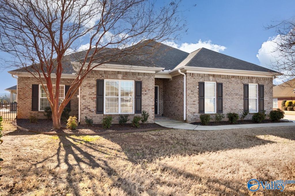 2909 Eastern Shore Drive SE, Owens Cross Roads, AL 35763