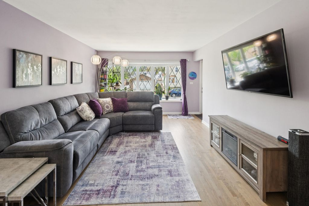 Image 2 of property listing at 3227 N Pioneer Avenue, Chicago, IL 60634