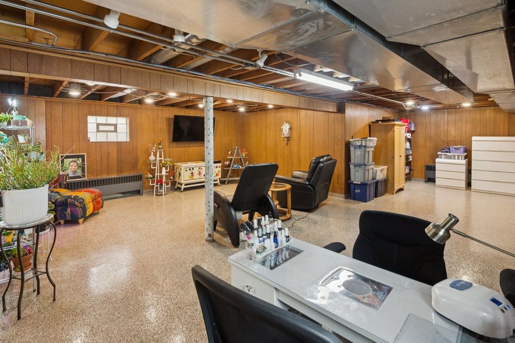 Image 12 of property listing at 3227 N Pioneer Avenue, Chicago, IL 60634