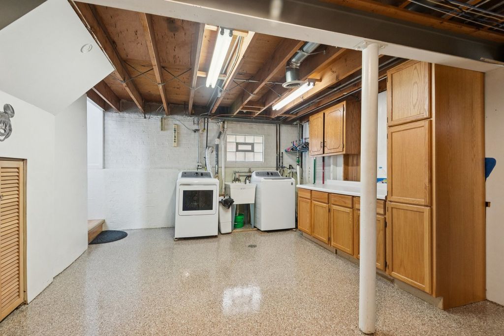Image 14 of property listing at 3227 N Pioneer Avenue, Chicago, IL 60634