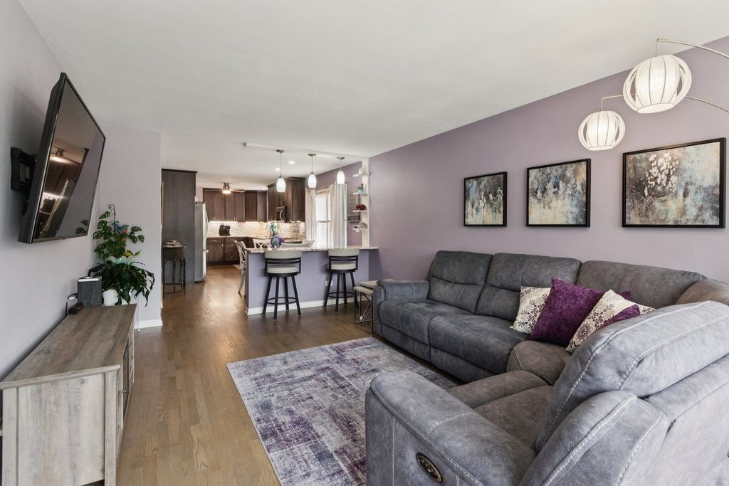 Image 3 of property listing at 3227 N Pioneer Avenue, Chicago, IL 60634