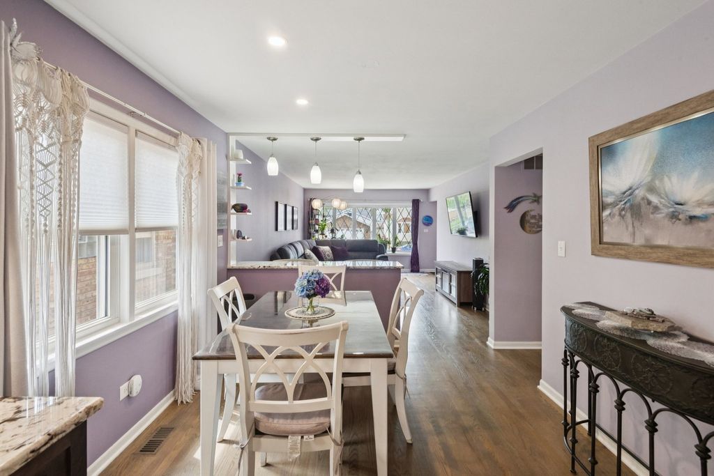Image 5 of property listing at 3227 N Pioneer Avenue, Chicago, IL 60634