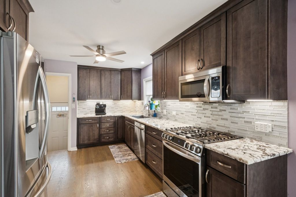 Image 6 of property listing at 3227 N Pioneer Avenue, Chicago, IL 60634