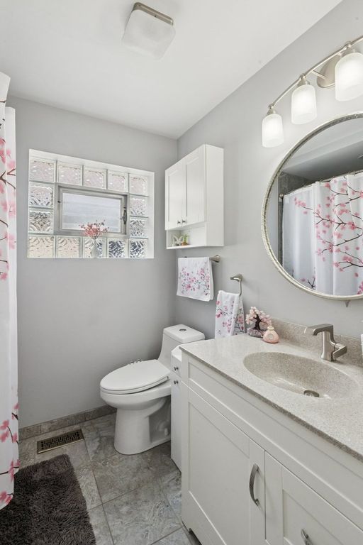 Image 10 of property listing at 3227 N Pioneer Avenue, Chicago, IL 60634