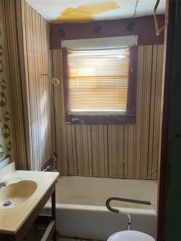 908 N Vogelsang Ave, Cameron, TX 76520