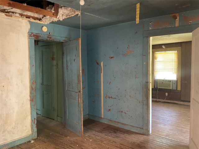 908 N Vogelsang Ave, Cameron, TX 76520