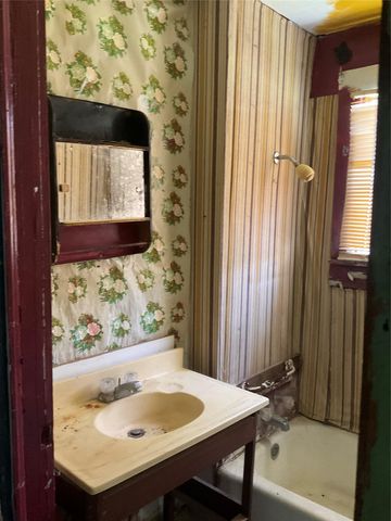 908 N Vogelsang Ave, Cameron, TX 76520