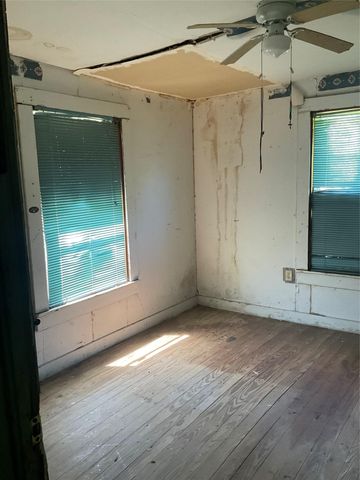 908 N Vogelsang Ave, Cameron, TX 76520