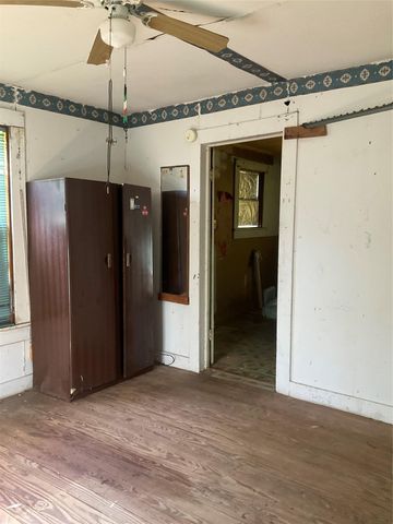 908 N Vogelsang Ave, Cameron, TX 76520