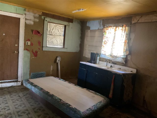 908 N Vogelsang Ave, Cameron, TX 76520