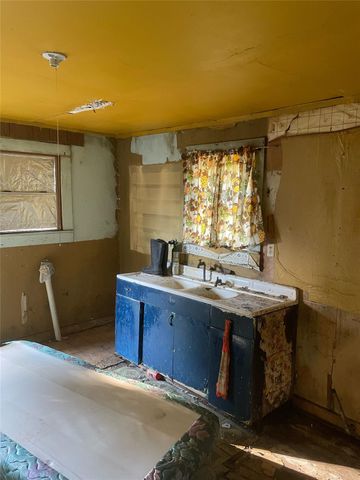 908 N Vogelsang Ave, Cameron, TX 76520