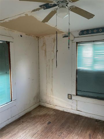 908 N Vogelsang Ave, Cameron, TX 76520