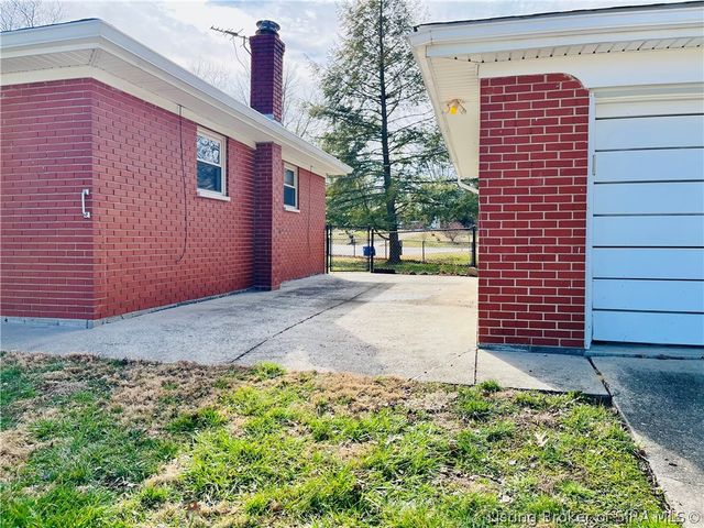 707 Georgian Avenue, Sellersburg, IN 47172