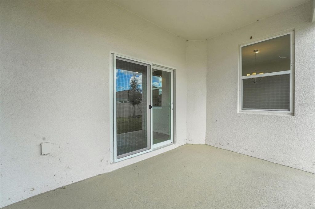 Image 3 of property listing at 2007 FIRETHORN LOOP, Haines City, FL 33844