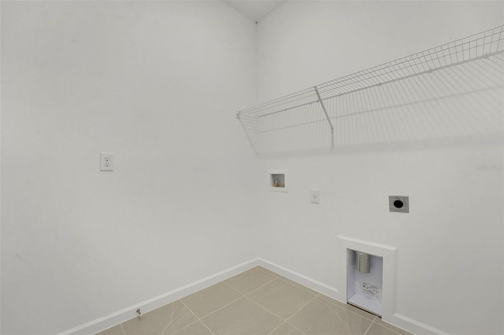 Image 6 of property listing at 2007 FIRETHORN LOOP, Haines City, FL 33844