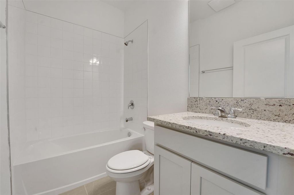 Image 7 of property listing at 2007 FIRETHORN LOOP, Haines City, FL 33844