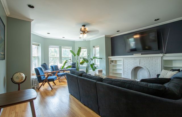 2048 W Fargo Avenue 3W, Chicago, IL 60645