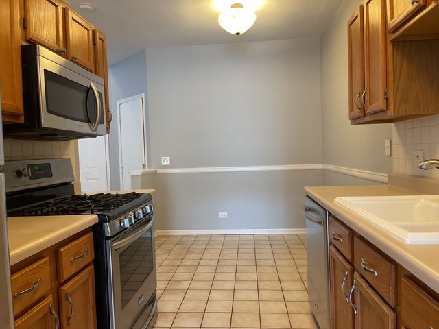 930 MESA Drive, Lake In The Hills, IL 60156