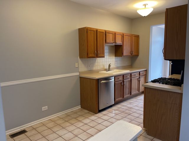 930 MESA Drive, Lake In The Hills, IL 60156