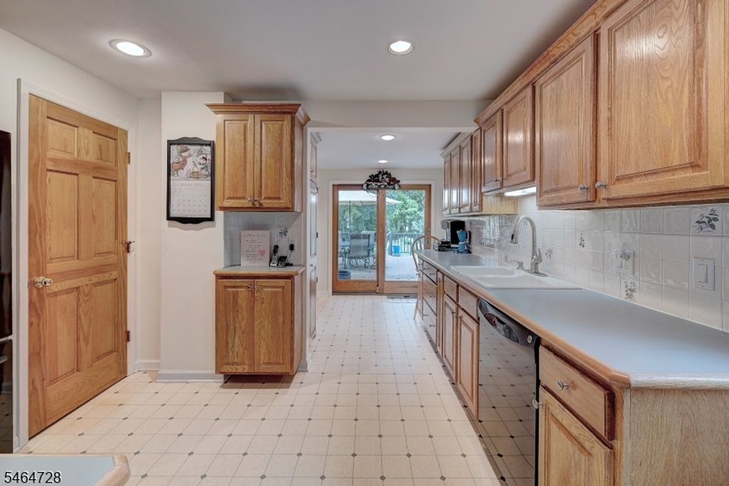 52 Crescent Rd, Livingston Twp., NJ 07039 — photo 4