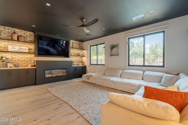 3852 E COMSTOCK Drive, Gilbert, AZ 85296