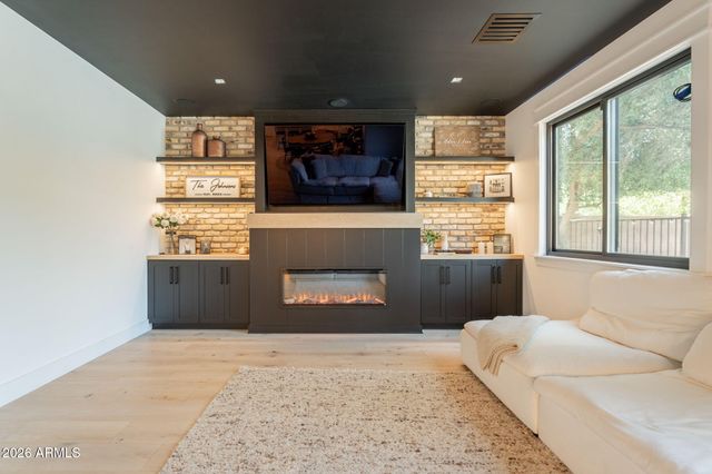 3852 E COMSTOCK Drive, Gilbert, AZ 85296