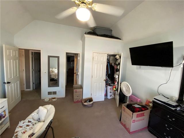 9715 N Holmes Street, Kansas City, MO 64155