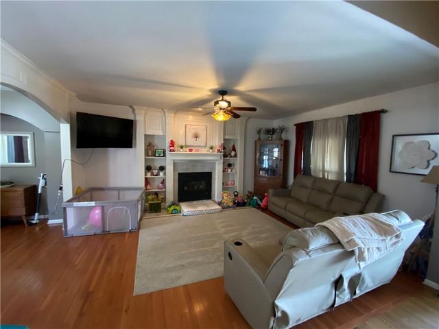 9715 N Holmes Street, Kansas City, MO 64155