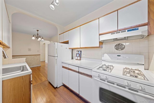 6787 Booth Street 5H, Forest Hills, NY 11375