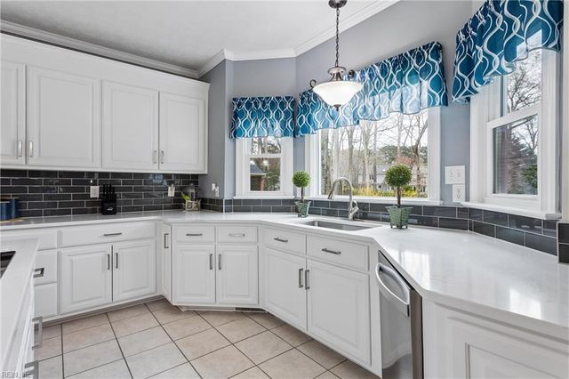 102 Homestead PL, Yorktown, VA 23693