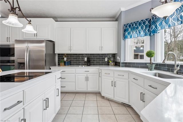 102 Homestead PL, Yorktown, VA 23693