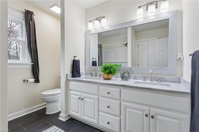 102 Homestead PL, Yorktown, VA 23693