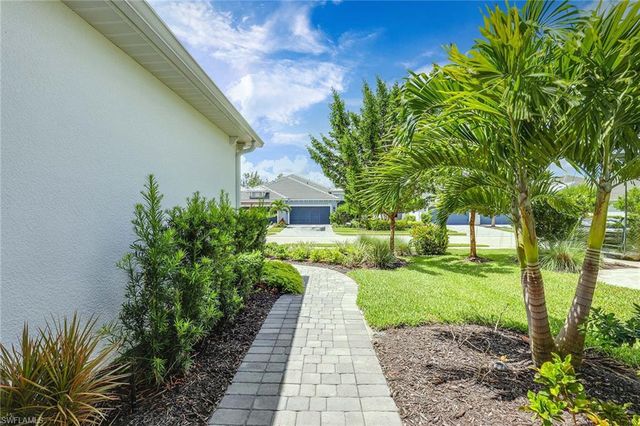 2238 Marquesa CIR, Naples, FL 34112