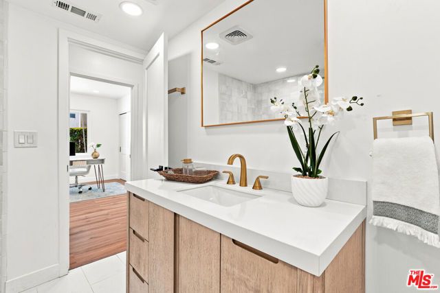 7800 S Victoria Avenue, Los Angeles, CA 90043